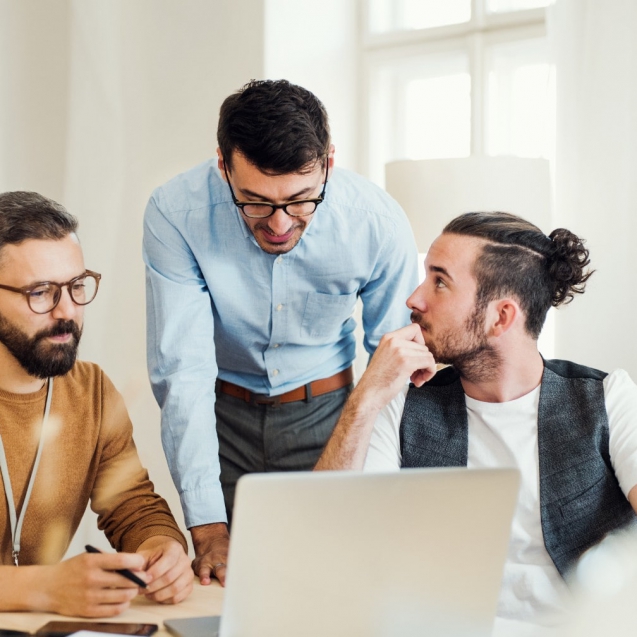 group-of-young-businesspeople۱۱-with-laptop-working-8SHTZUN-1-min